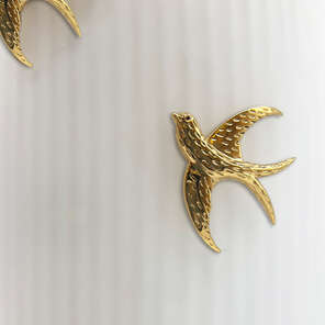 Karun Home Mat beyaz cam, kırlangıç kuşu detaylı dekoratif vazo 