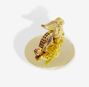 Karun Home altın kaplama akut ve pırlantalı aslan figürlü vazo